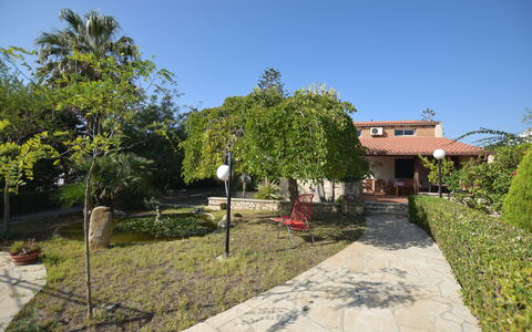 Villa Lina: Skygge, Have, Hacienda, Landscaping, Gård, Flise, Indkørsel, Walkway, Backyard, Gårdsplads