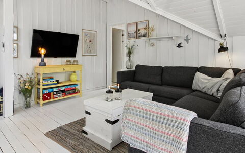 Ilwith - 28Km from the Sea: Træ, Couch, Indretning, Stue, Gulvbelægning, Møbel, Loft, Etage, Hjem, Værelse