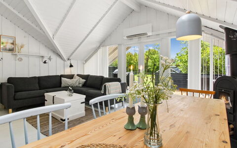 Ilwith - 28Km from the Sea: Træ, Loft, Indretning, Møbel, Gulvbelægning, Etage, Couch, Stue, Lysarmatur, Hjem