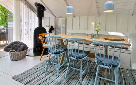 Ilwith - 28Km from the Sea: Møbel, Indretning, Stol, Gulvbelægning, Træ, Loft, Etage, Bord, Køkken & Spisebord, Lysarmatur