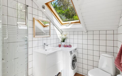 Ilwith - 28Km from the Sea: Gulvbelægning, Sanitærarmatur, Etage, Indretning, Loft, Vvs, Tap, Håndvask, Flise, Badeværelse