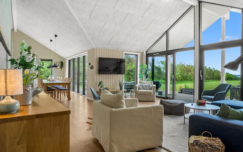 Gerlind - 75M to the Fjord: Loft, Indretning, Hjem, Couch, Stue, Stol, Sommerhus, Hårdttræ, Estate