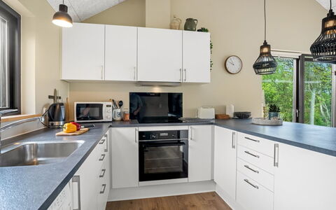 Gerlind - 75M to the Fjord: Countertop, Køkken, Køkken Apparat, Cabinetry, Indretning, Møbel, Gulvbelægning, Større Bandage, Husholdningsapparat, Træ