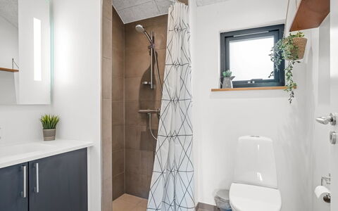 Gerlind - 75M to the Fjord: Gulvbelægning, Indretning, Etage, Sanitærarmatur, Toilet, Toiletbræt, Badeværelsesskab, Badeværelse, Loft, Vvs