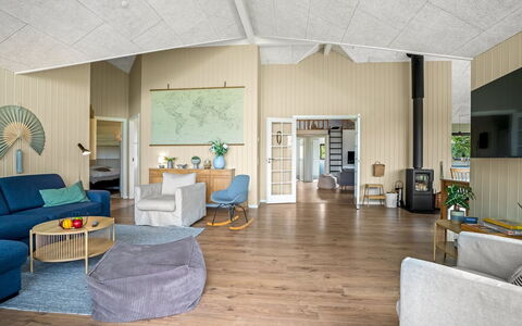 Gerlind - 75M to the Fjord: Møbel, Indretning, Gulvbelægning, Etage, Væg, Træ, Couch, Loft, Stue, Værelse