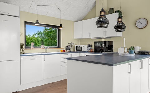 Gerlind - 75M to the Fjord: Køkken, Countertop, Indretning, Køkken Apparat, Gulvbelægning, Møbel, Træ, Cabinetry, Loft, Lysarmatur