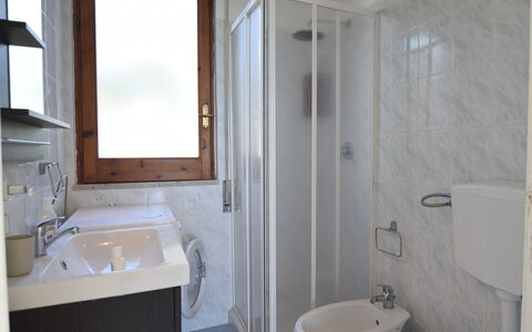 Punta Braccetto Fronte Mare: Gulvbelægning, Etage, Indretning, Værelse, Sanitærarmatur, Lejlighed, Håndvask, Tap, Loft, Vvs