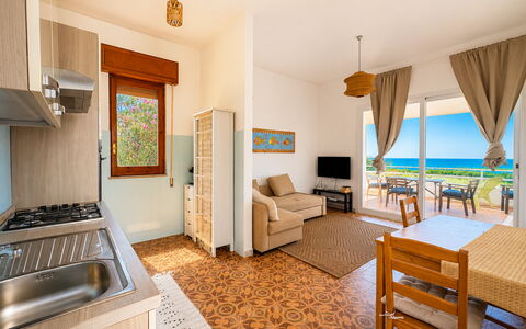 Punta Braccetto Fronte Mare: Møbel, Gulvbelægning, Etage, Indretning, Hav, Stol, Bejdse, Trægulve, Køkken & Spisebord, Ocean