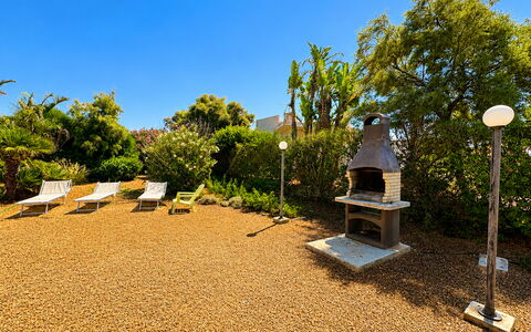 Punta Braccetto Fronte Mare: Busk, Landskab, Have, Landscaping, Skygge, Backyard, Gård, Indkørsel, Walkway