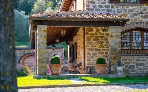Villa la Guardiola: Hus, Tag, Sommerhus, Hjem, Dør, Have, Estate, Stuehus, Mursten, Lawn
