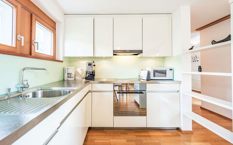 Flims 800: Køkken, Countertop, Køkken Apparat, Indretning, Gulvbelægning, Cabinetry, Træ, Større Bandage, Loft, Etage