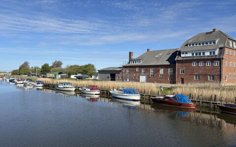 Tessa - 19Km from the Sea: Bygning, Daytime, Skyscraper, Lejlighed, Byområde, City, Boligområde, Ejerlejlighed, Hovedstadsområde