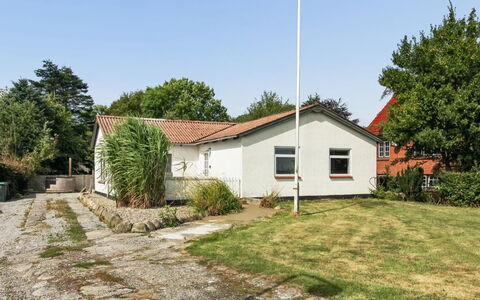 Tessa - 19Km from the Sea: Møbel, Indretning, Træ, Loft, Gulvbelægning, Etage, Trægulve, Køkken & Spisebord, Bord, Lysarmatur