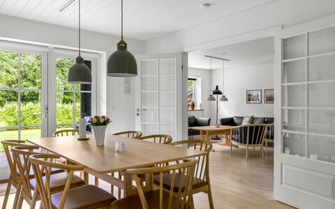Falka - 30Km from the Sea: Møbel, Gulvbelægning, Indretning, Etage, Træ, Trægulve, Spisestue, Bord, Køkken & Spisebord, Loft