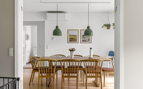 Falka - 30Km from the Sea: Møbel, Indretning, Gulvbelægning, Træ, Spisestue, Køkken & Spisebord, Etage, Bord, Stol, Loft