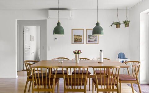Falka - 30Km from the Sea: Møbel, Træ, Spisestue, Gulvbelægning, Indretning, Køkken & Spisebord, Etage, Bord, Stol, Lysekrone