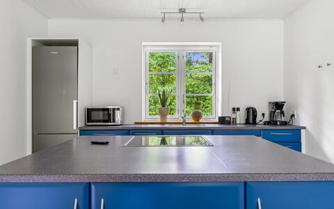Falka - 30Km from the Sea: Gulvbelægning, Køkken, Træ, Countertop, Indretning, Etage, Køkkenvask, Cabinetry, Hjem, Køkken Apparat