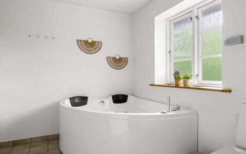 Falka - 30Km from the Sea: Badekar, Sanitærarmatur, Gulvbelægning, Indretning, Etage, Tap, Vvs, Badeværelse, Jacuzzi