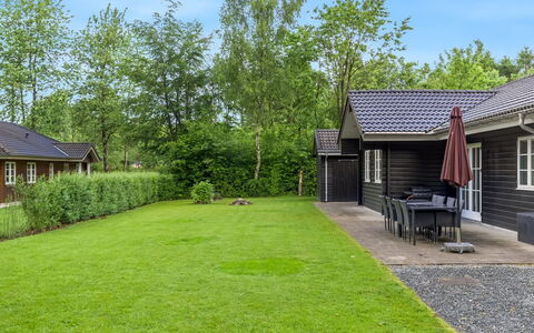 Falka - 30Km from the Sea: Hus, Boligområde, Busk, Tag, Sommerhus, Hjem, Have, Lawn, Bunddække, Sidespor