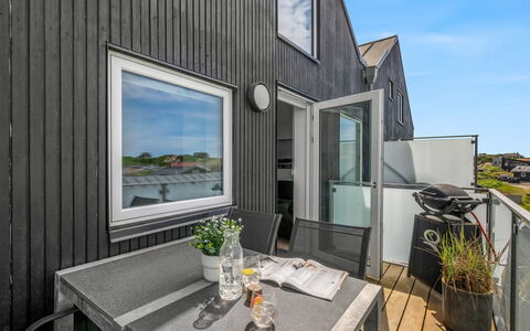 Halldora - 300M from the Sea: Bygning, Daytime, Skyscraper, Lejlighed, Byområde, City, Boligområde, Ejerlejlighed, Hovedstadsområde