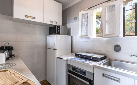 U Sognu: Køkken Apparat, Køkken, Større Bandage, Countertop, Husholdningsapparat, Komfur, Cabinetry, Køleskab, Indretning, Gulvbelægning