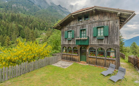 Villa Ragada: Møbel, Indretning, Gulvbelægning, Etage, Trægulve, Træ, Stol, Loft, Køkken & Spisebord, Bord