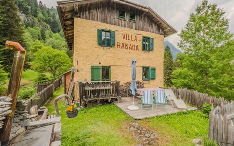Villa Ragada: Møbel, Indretning, Gulvbelægning, Etage, Trægulve, Træ, Stol, Loft, Køkken & Spisebord, Bord