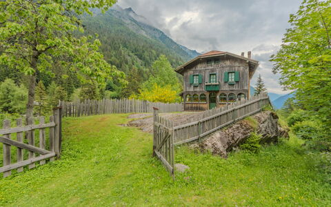 Villa Ragada: Møbel, Indretning, Gulvbelægning, Etage, Trægulve, Træ, Stol, Loft, Køkken & Spisebord, Bord