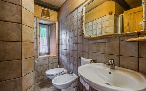 Villa Ragada: Møbel, Indretning, Gulvbelægning, Etage, Trægulve, Træ, Stol, Loft, Køkken & Spisebord, Bord