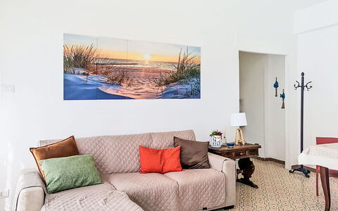 Bemi' Al Mare: Møbel, Indretning, Couch, Væg, Gulvbelægning, Etage, Pude, Stue, Værelse, Lejlighed