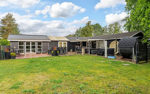 Keijo - from the Sea: Tag, Hus, Hjem, Sommerhus, Land Lot, Lawn, Estate, Have, Backyard, Gård