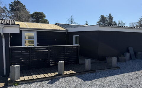 Keijo - from the Sea: Hjem, Tag, Hus, Sidespor, Dør, Sommerhus, Skygge, Gård, Backyard, Indkørsel