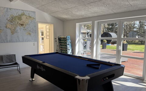 Keijo - from the Sea: Pool, Billardbord, Møbel, Gulvbelægning, Indretning, Etage, Billardstue, Loft, Bord