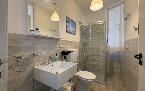 Villa Sole Mare: Badeværelse, Gulvbelægning, Sanitærarmatur, Etage, Toiletbræt, Toilet, Badeværelsesvask, Indretning, Håndvask, Tap