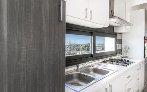 Villa Costa: Køkken, Countertop, Køkken Apparat, Indretning, Større Bandage, Cabinetry, Håndvask, Husholdningsapparat, Komfur, Køkkenvask