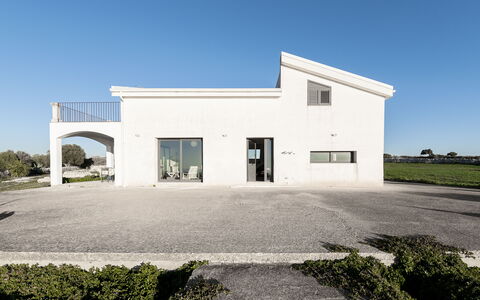 Villa Costa: Himmel, Arkitektur, Hjem, Kompositmateriale, Estate, Beton, Indkørsel, Gips, Villa