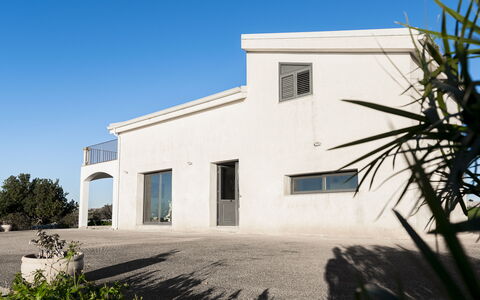 Villa Costa: Himmel, Arkitektur, Hjem, Boligområde, Kompositmateriale, Estate, Dør, Beton, Skygge, Indkørsel