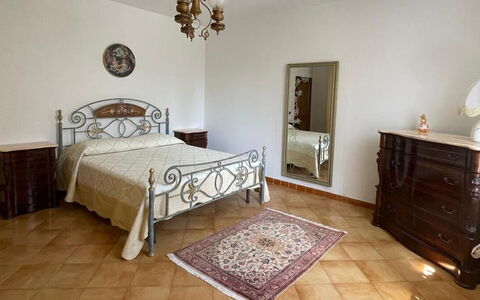 Villa i Fiori: Seng, Møbel, Soveværelse, Indretning, Sengetøj, Sengetøj, Gulvbelægning, Etage, Værelse, Bed Frame