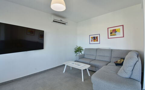 Rari House: Møbel, Indretning, Gulvbelægning, Etage, Væg, Couch, Loft, Træ, Værelse, Stue
