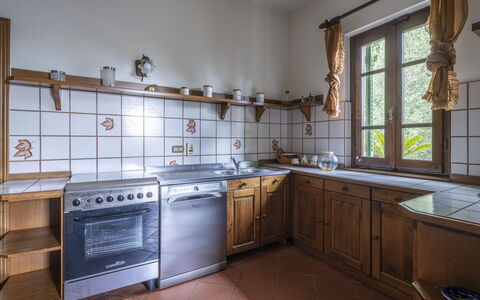 Villa Golly: Køkken, Træ, Indretning, Gulvbelægning, Loft, Countertop, Værelse, Cabinetry, Køkken Apparat, Bejdse