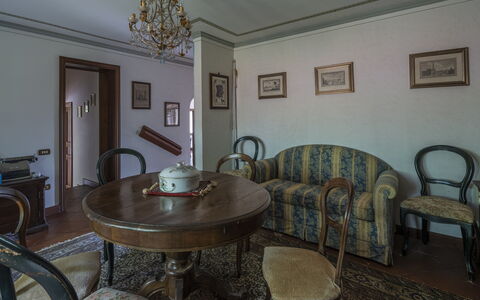 Villa Golly: Møbel, Indretning, Gulvbelægning, Værelse, Billedramme, Etage, Belysning, Loft, Bord, Stol