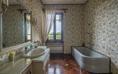 Villa Golly: Gulvbelægning, Indretning, Sanitærarmatur, Etage, Badeværelse, Tap, Vvs, Flise, Badekar, Loft