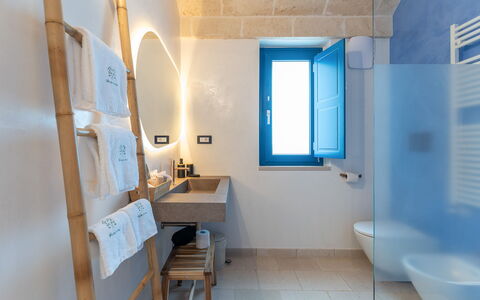 Tenuta Emma: Blå, Væg, Gulvbelægning, Etage, Kompositmateriale, Sanitærarmatur, Loft, Lysarmatur, Flise, Badeværelse