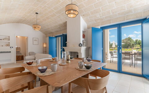 Tenuta Emma: Møbel, Gulvbelægning, Etage, Stol, Køkken & Spisebord, Bord, Hjem, Dør, Spisestue, Skygge