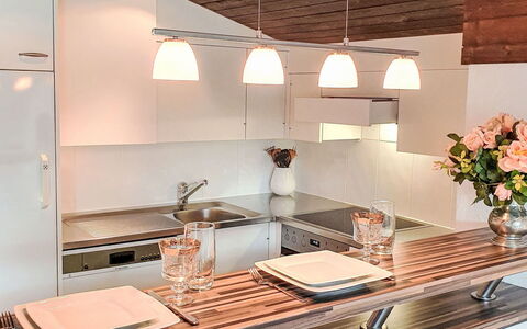 Casa Primavera B31: Indretning, Countertop, Køkken, Lysarmatur, Møbel, Loft, Træ, Gulvbelægning, Belysning, Etage