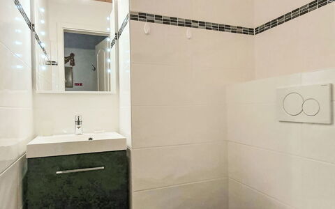 Casa Primavera B31: Gulvbelægning, Etage, Badeværelse, Væg, Sanitærarmatur, Toilet, Indretning, Toiletbræt, Flise, Vvs