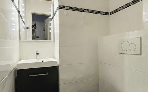 Casa Primavera B31: Gulvbelægning, Etage, Væg, Badeværelse, Sanitærarmatur, Toiletbræt, Toilet, Indretning, Flise, Vvs