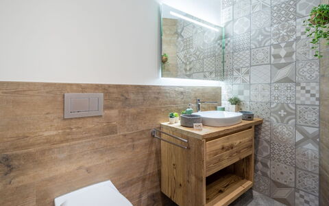 Flims 796: Gulvbelægning, Sanitærarmatur, Etage, Badeværelse, Træ, Indretning, Badeværelsesskab, Badeværelsesvask, Håndvask, Toilet