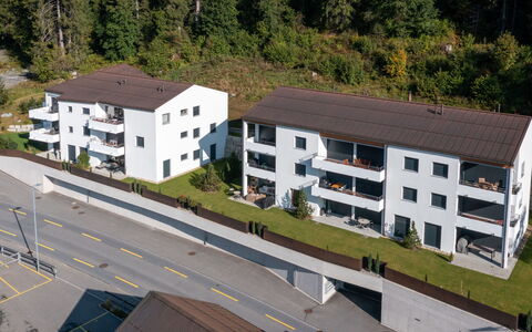 Miraselva Apt. 1.3: Møbel, Udendørs Møbler, Bord, Indretning, Stol, Udendørs Bord, Køkken & Spisebord, Skygge, Blomsterkrukke, Stueplante