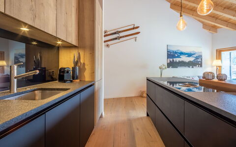 Flims 796: Køkken, Indretning, Træ, Gulvbelægning, Countertop, Loft, Møbel, Etage, Cabinetry, Hjem